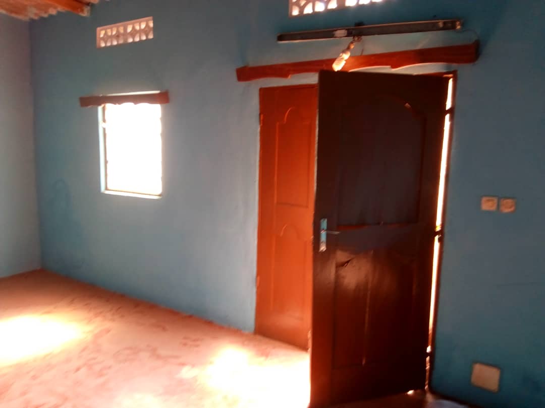 N° 4438 :
                            2 chambres salon à louer , Agoe camp fire, Lome, Togo : 25 000 XOF/mois