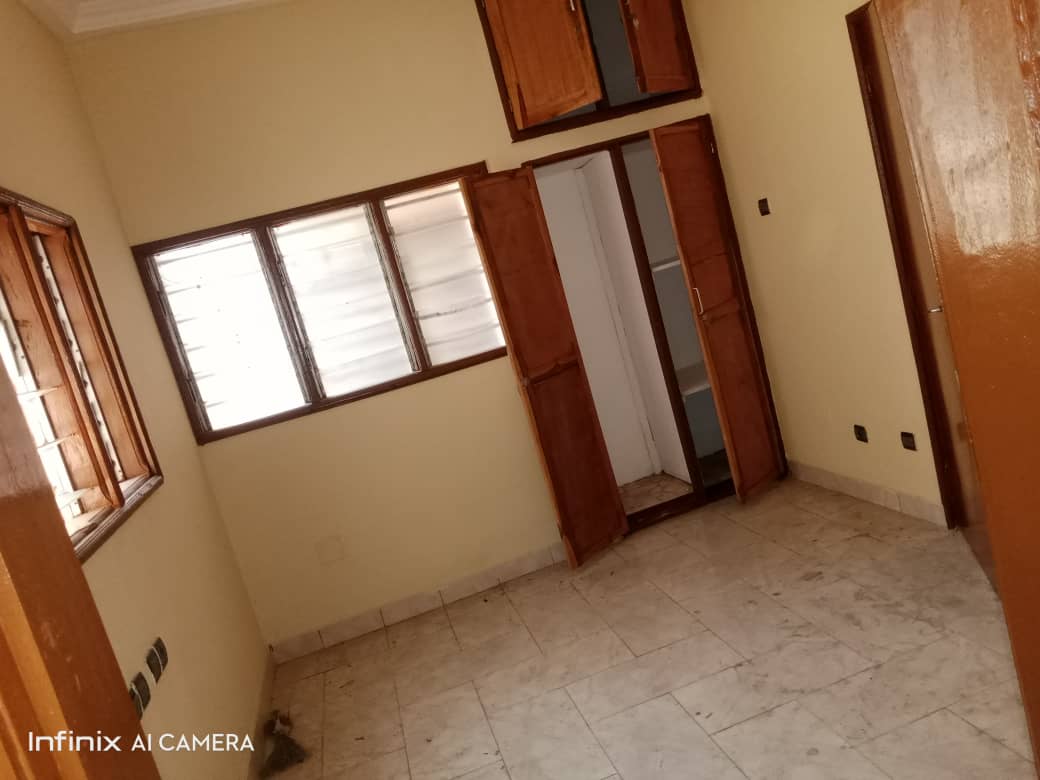 N° 5398 :
                            Villa à louer , Totsi , Lome, Togo : 300 000 XOF/mois