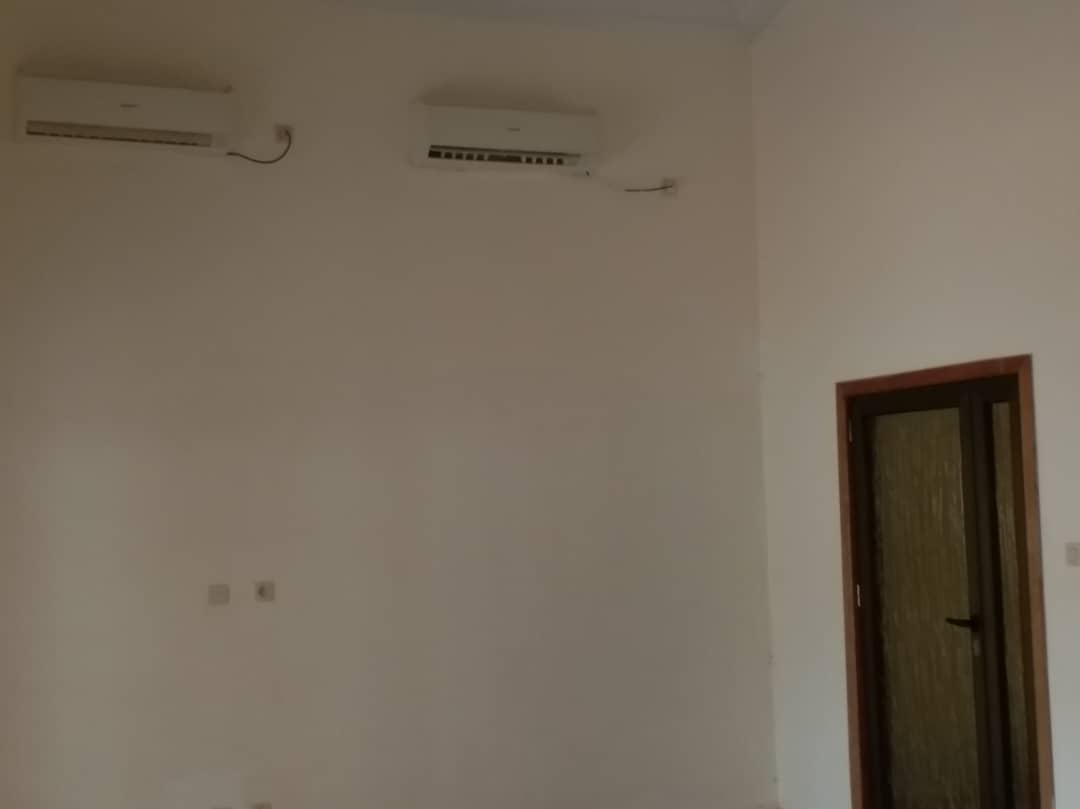 N° 4454 :
                            Villa à louer , Kohe, Lome, Togo : 300 000 XOF/mois