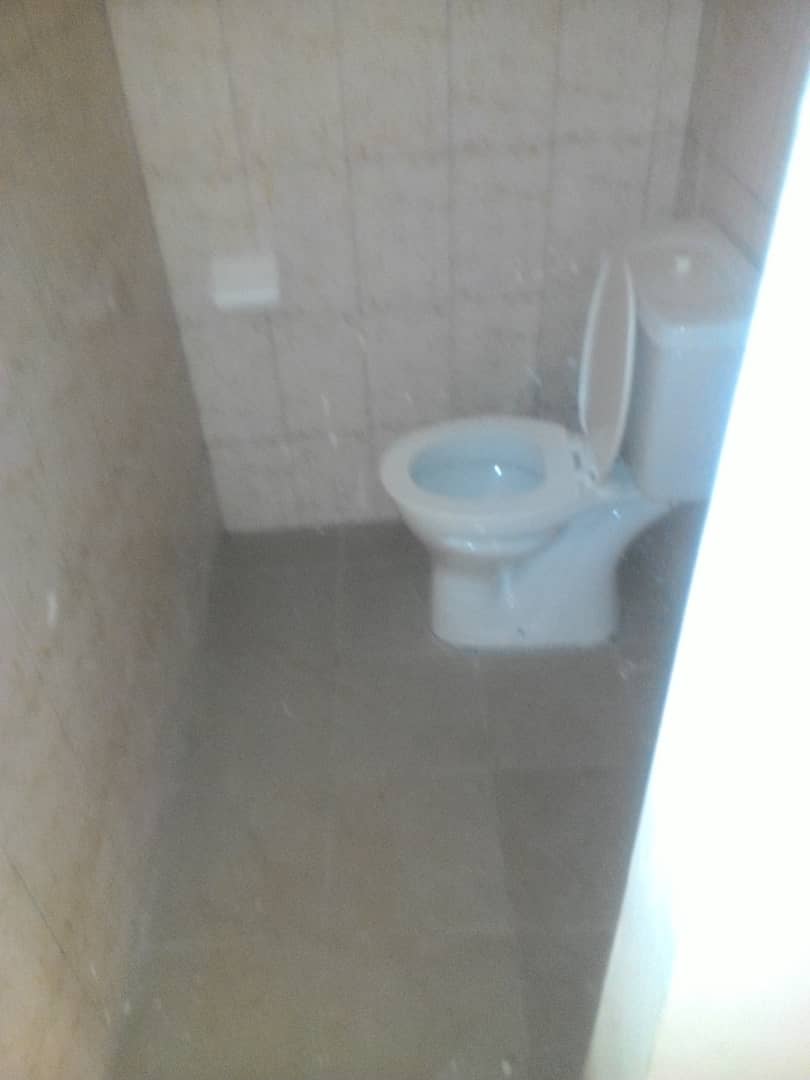 N° 4452 :
                            Chambre à louer , Agoe , Lome, Togo : 15 000 XOF/mois