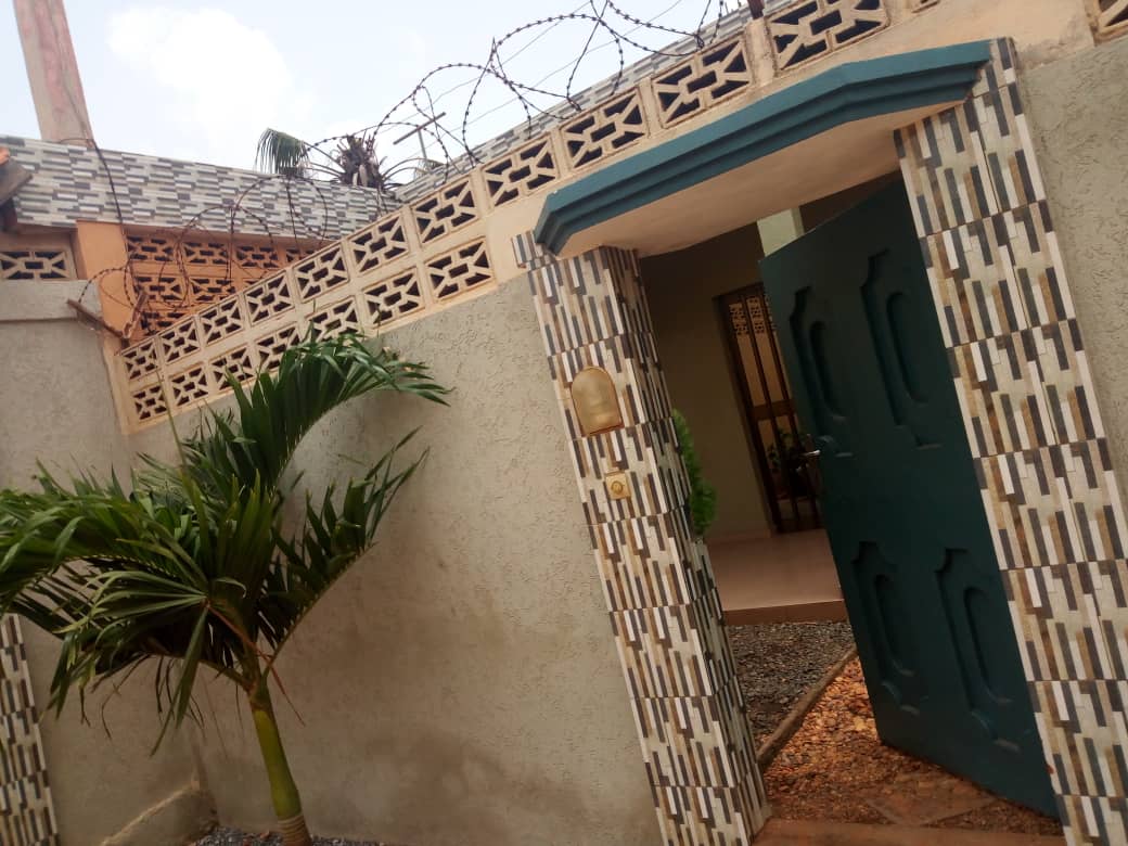 N° 4498 :
                            Villa meublée à louer , Kegue, Lome, Togo : 300 000 XOF/mois