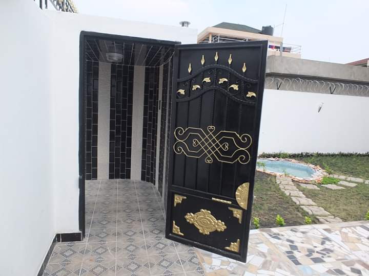 N° 4488 :
                            Villa à vendre , Agoe, Lome, Togo : 120 000  000 XOF/vie