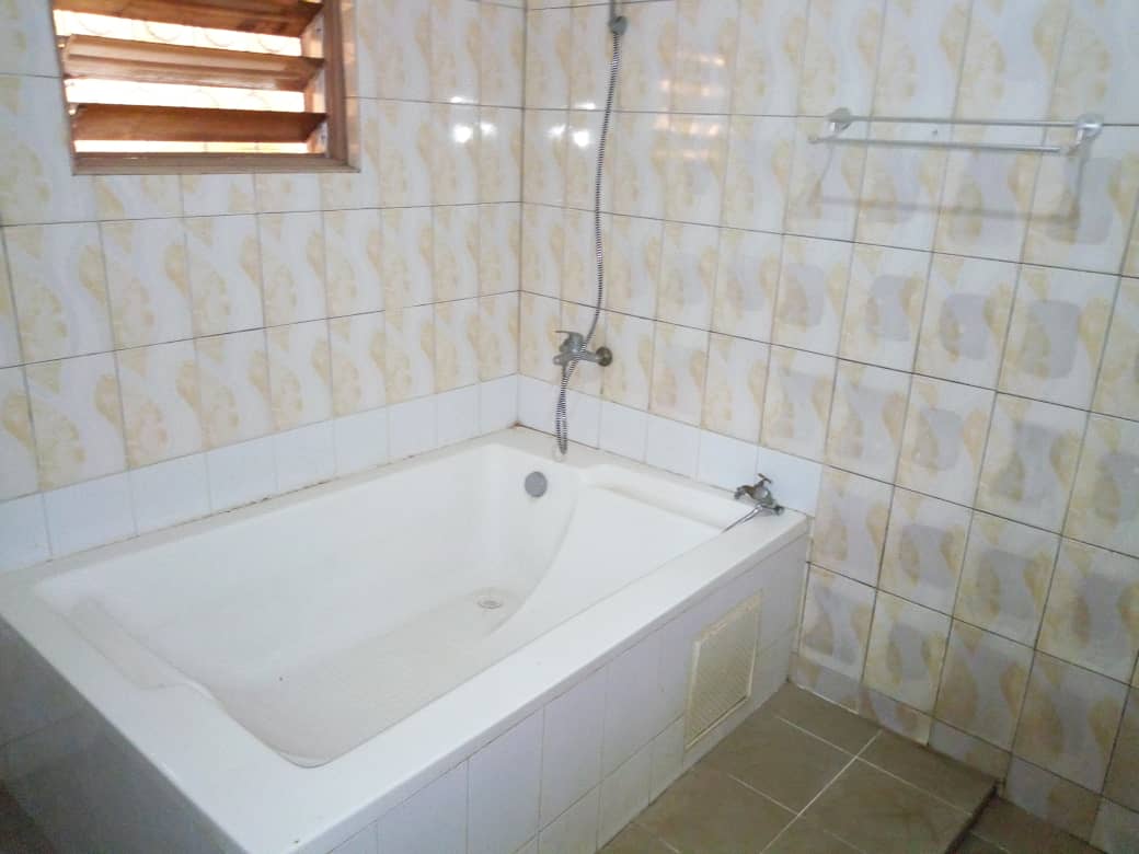 N° 4482 :
                            Villa à louer , Kegue, Lome, Togo : 400 000 XOF/mois