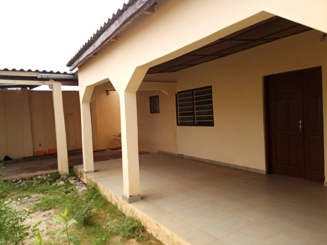 N° 4212 :
                            Villa à louer , Agoe, Lome, Togo : 100 000 XOF/mois