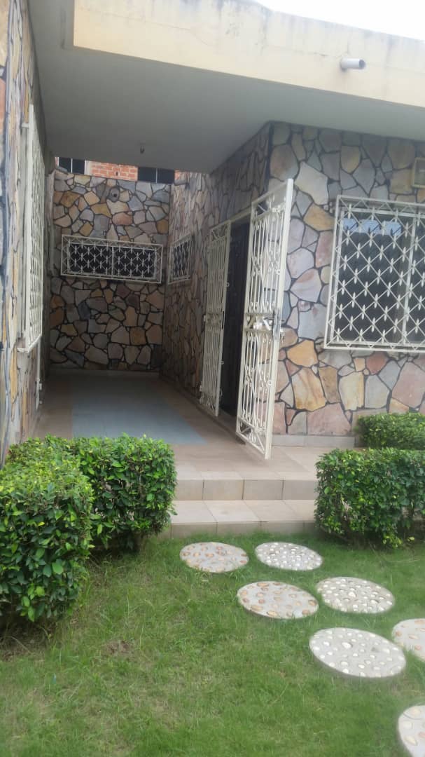N° 4395 :
                            Villa meublée à louer , Cassablanca, Lome, Togo : 500 000 XOF/mois
