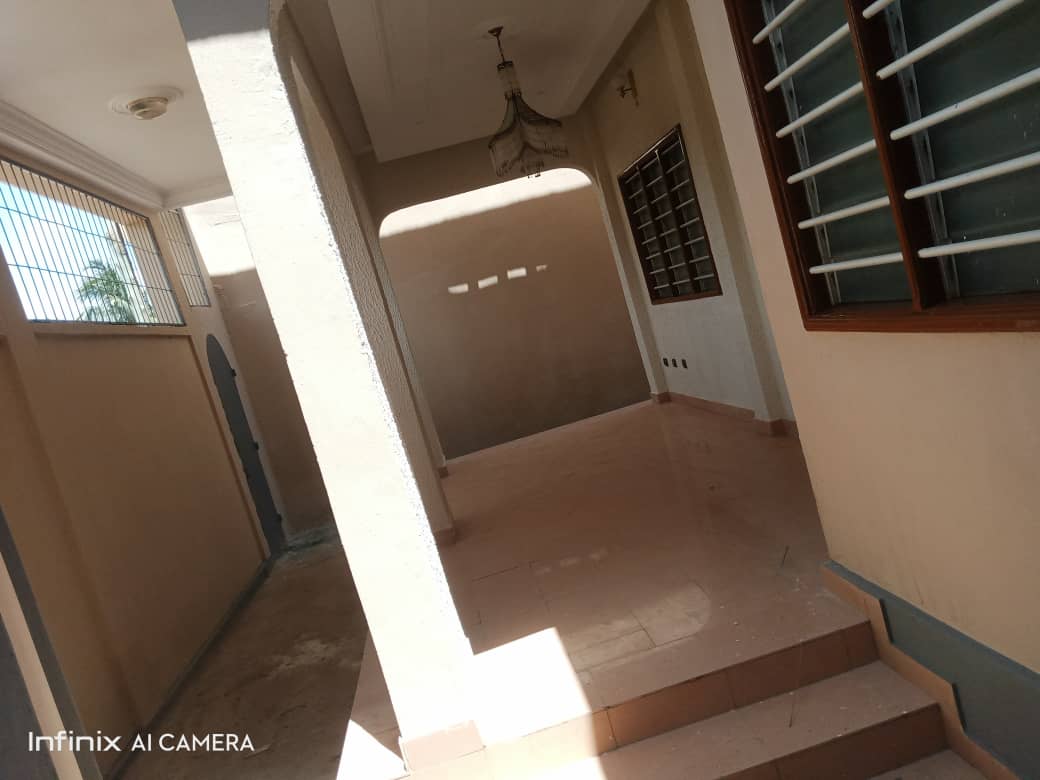 N° 5398 :
                            Villa à louer , Totsi , Lome, Togo : 300 000 XOF/mois
