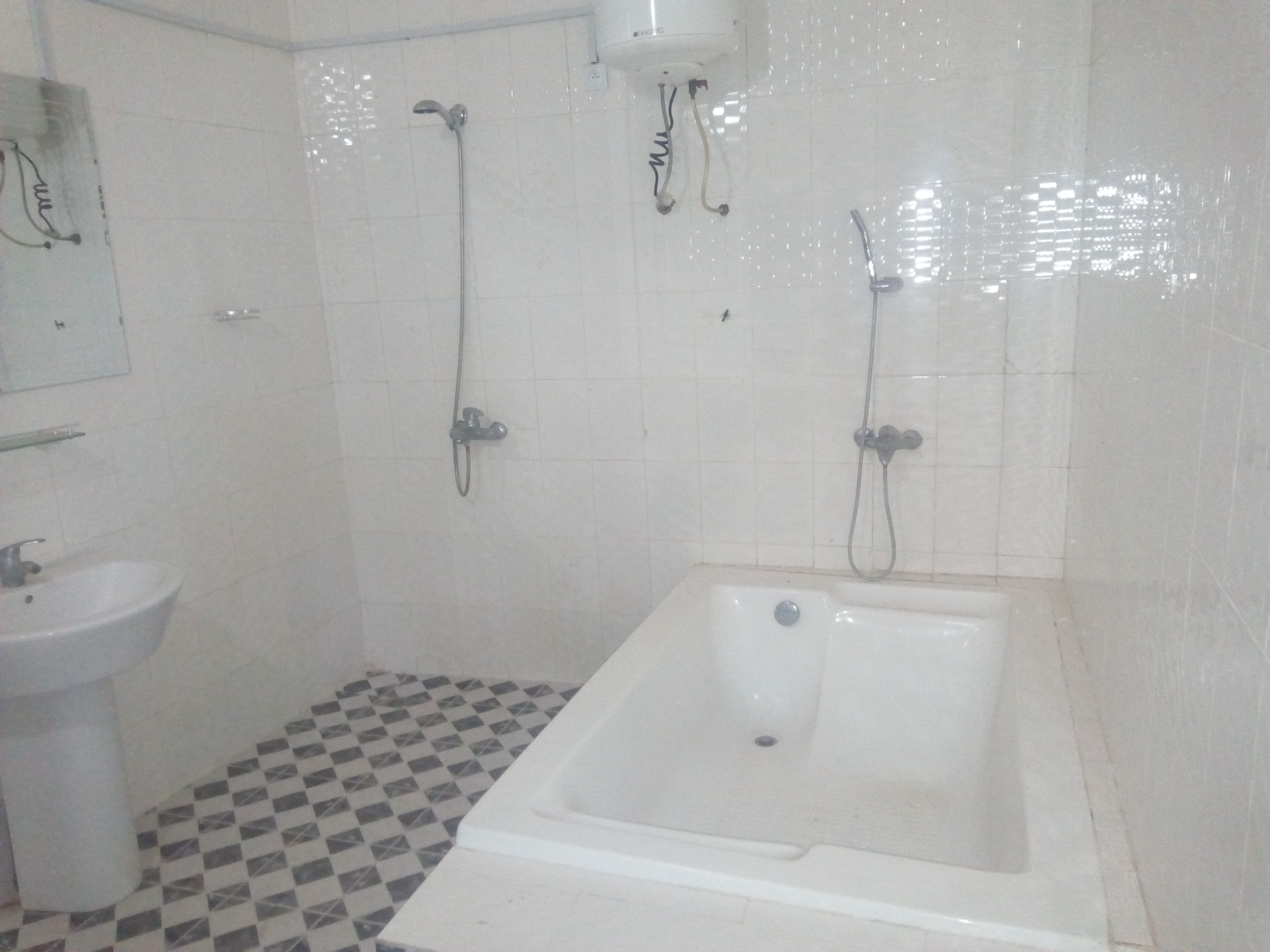 N° 4385 :
                            Villa à louer , Agoe-est, Lome, Togo : 400 000 XOF/mois