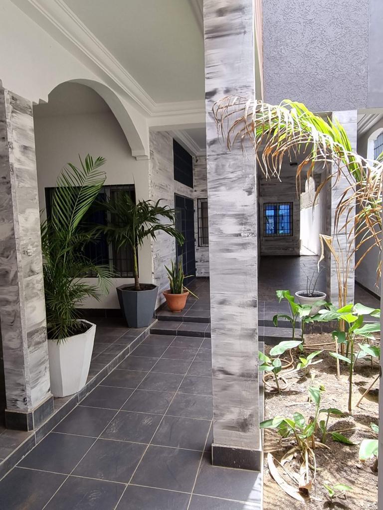 N° 5242 :
                            Villa meublée à louer , Kpogan , Lome, Togo : 800 000 XOF/mois