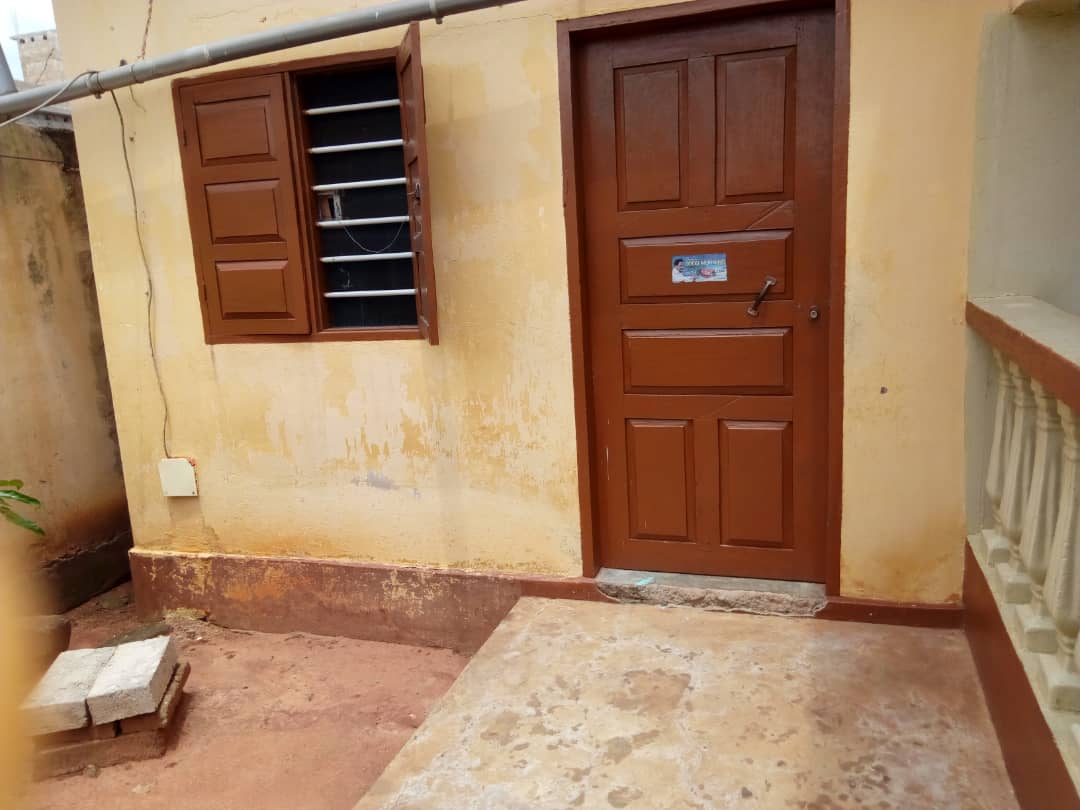 N° 4355 :
                            Chambre salon à louer , Agoe, Lome, Togo : 15 000 XOF/mois