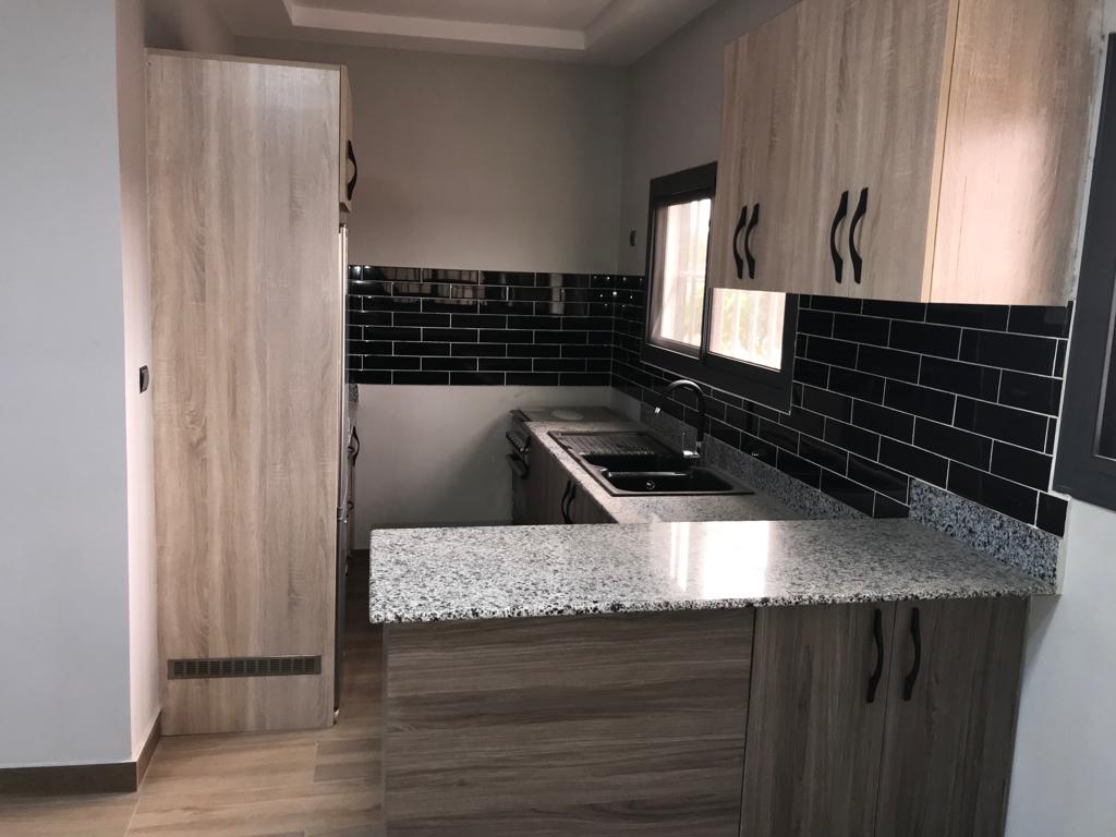 N° 5300 :
                            2 chambres salon à louer , Adewui, Lome, Togo : 300 000 XOF/mois