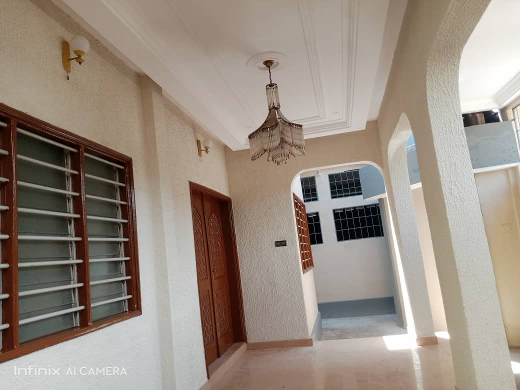 N° 5398 :
                            Villa à louer , Totsi , Lome, Togo : 300 000 XOF/mois