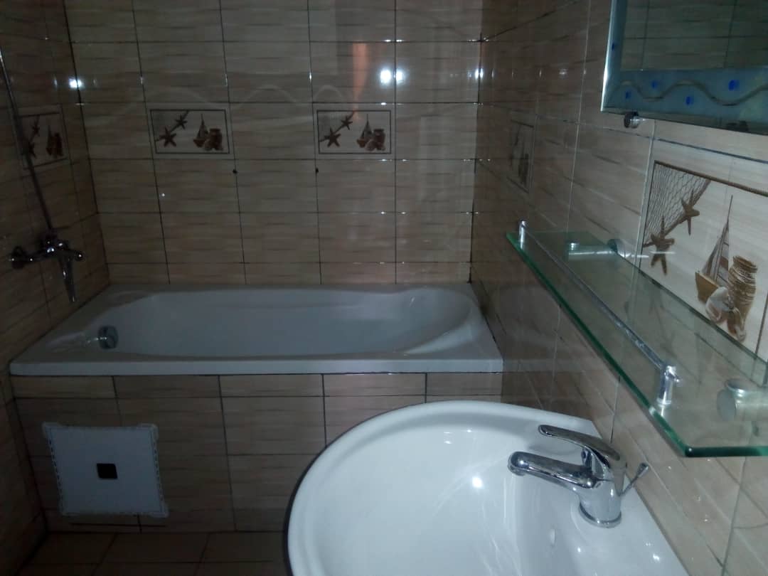N° 4360 :
                            Villa à louer , Adjinomoto, Lome, Togo : 600 000 XOF/mois