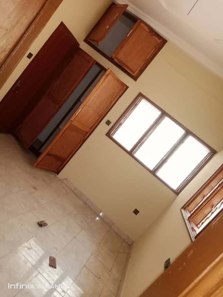 N° 5398 :
                            Villa à louer , Totsi , Lome, Togo : 300 000 XOF/mois