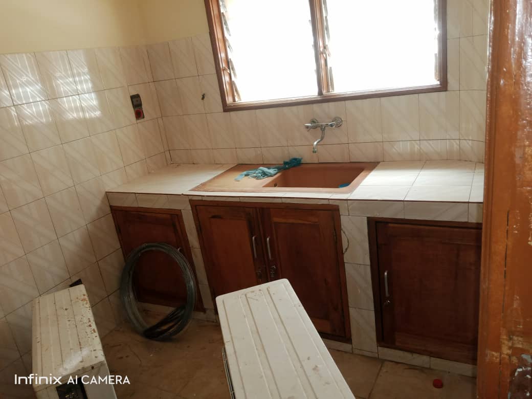 N° 5398 :
                            Villa à louer , Totsi , Lome, Togo : 300 000 XOF/mois