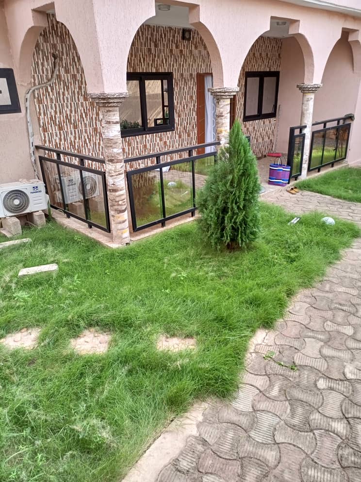 N° 5228 :
                            Villa meublée à louer , Adeticope, Lome, Togo : 350 000 XOF/mois