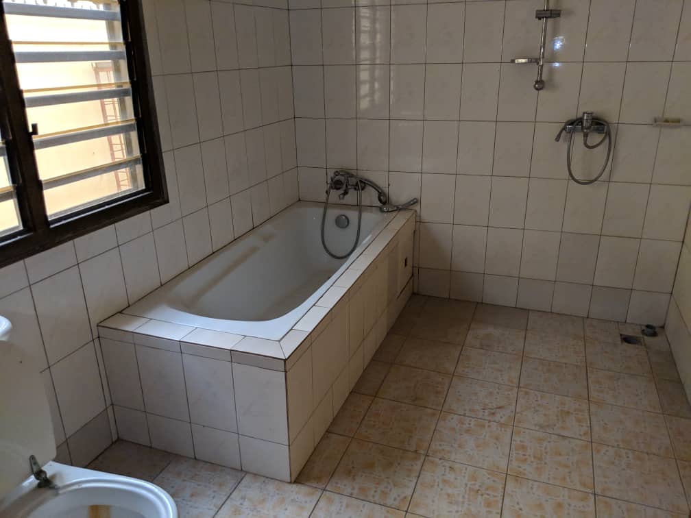 N° 4396 :
                            Villa meublée à louer , Avedji, Lome, Togo : 500 000 XOF/mois