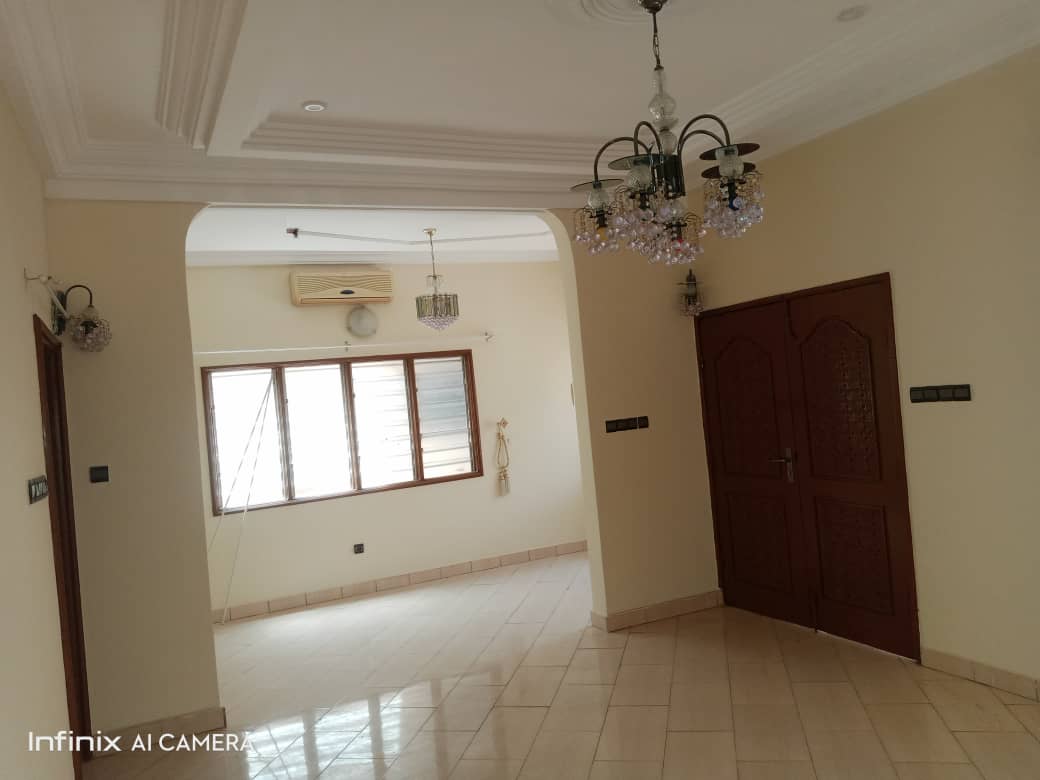 N° 5398 :
                            Villa à louer , Totsi , Lome, Togo : 300 000 XOF/mois
