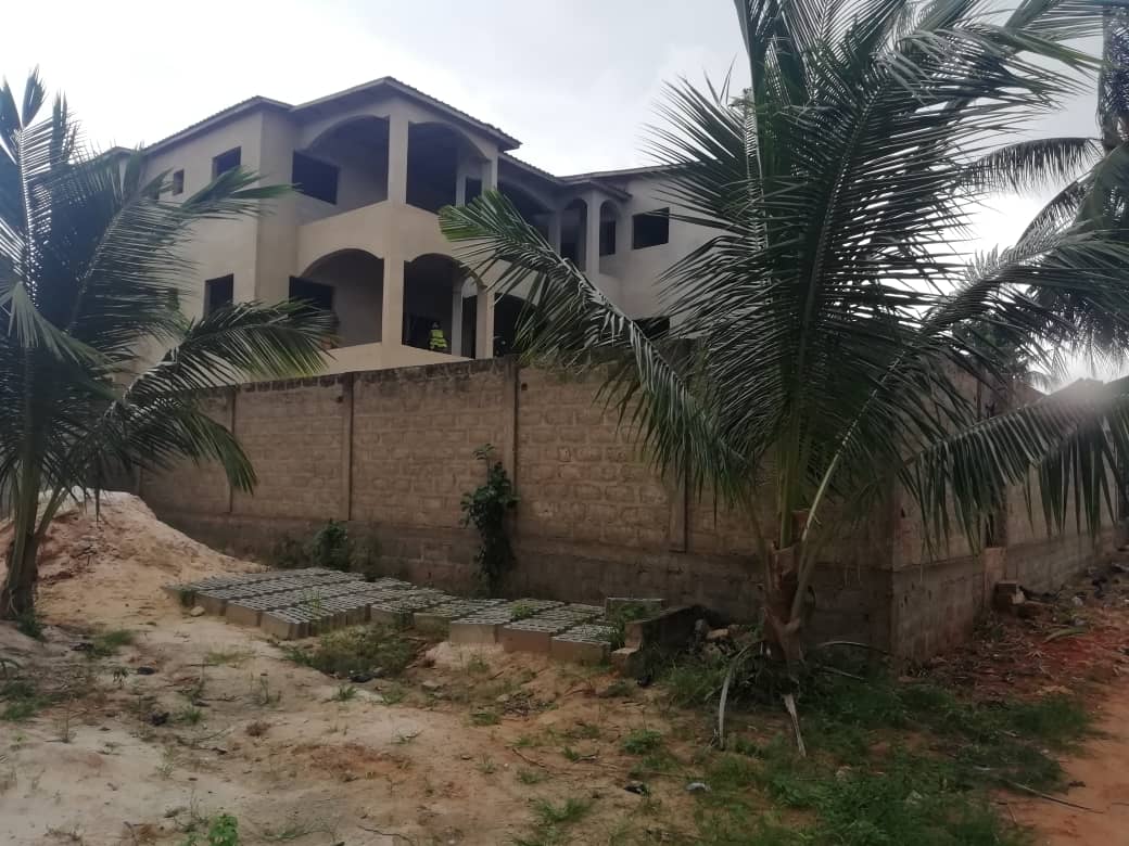 N° 5342 :
                            Immeuble commercial à vendre , Legbassito, Lome, Togo : 85 000  000 XOF/vie
