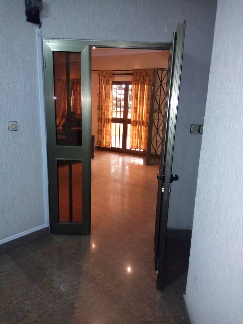 N° 4546 :
                            Appartement meublé à louer , Be, Lome, Togo : 300 000 XOF/mois