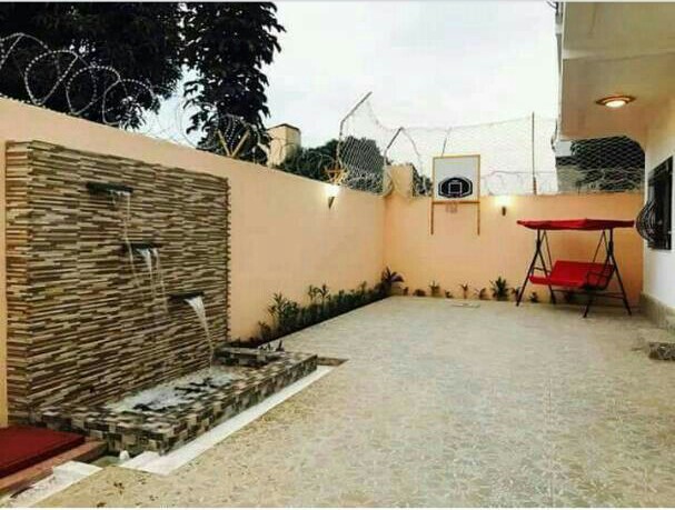 N° 4104 :
                            Maison à vendre , Agoe, Lome, Togo : 120 000  000 XOF/vie