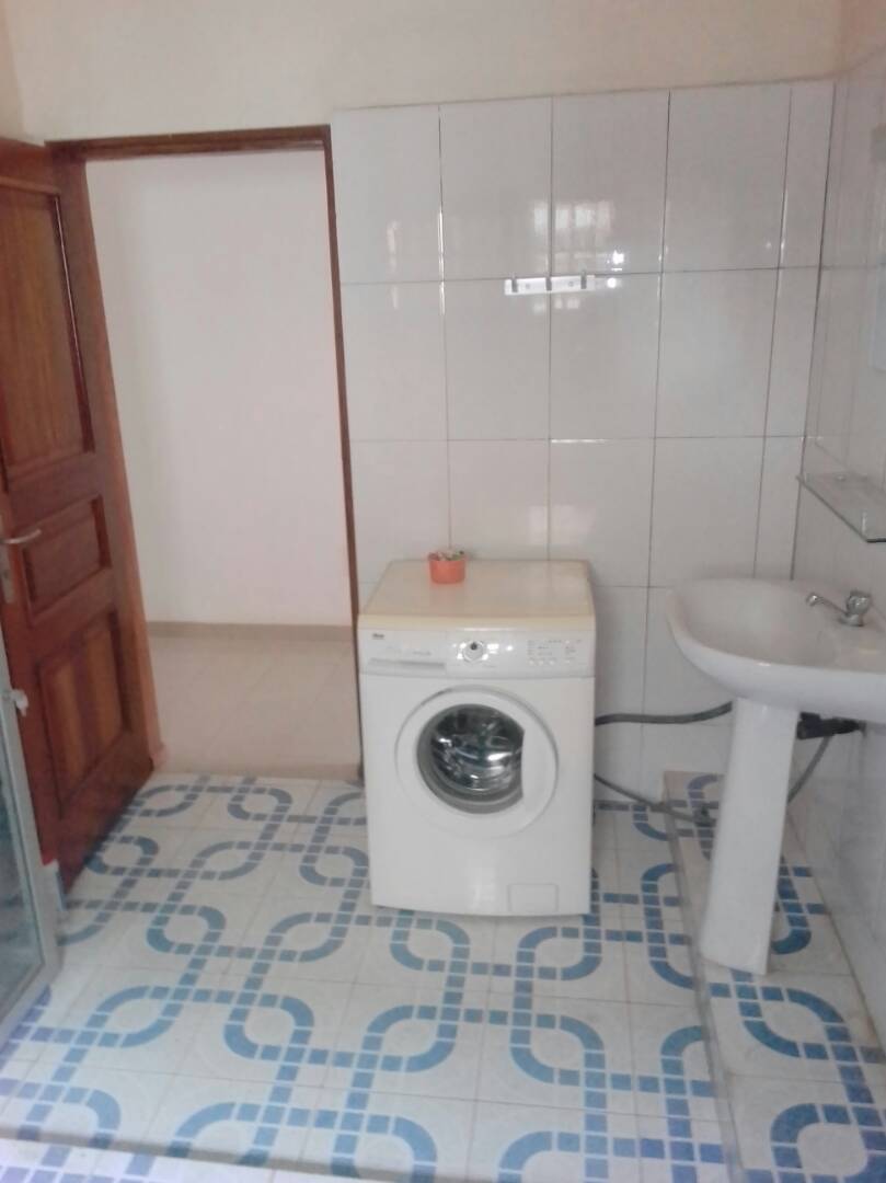 N° 4103 :
                            3 chambres salon à louer , Djidjolé, Lome, Togo : 250 000 XOF/mois