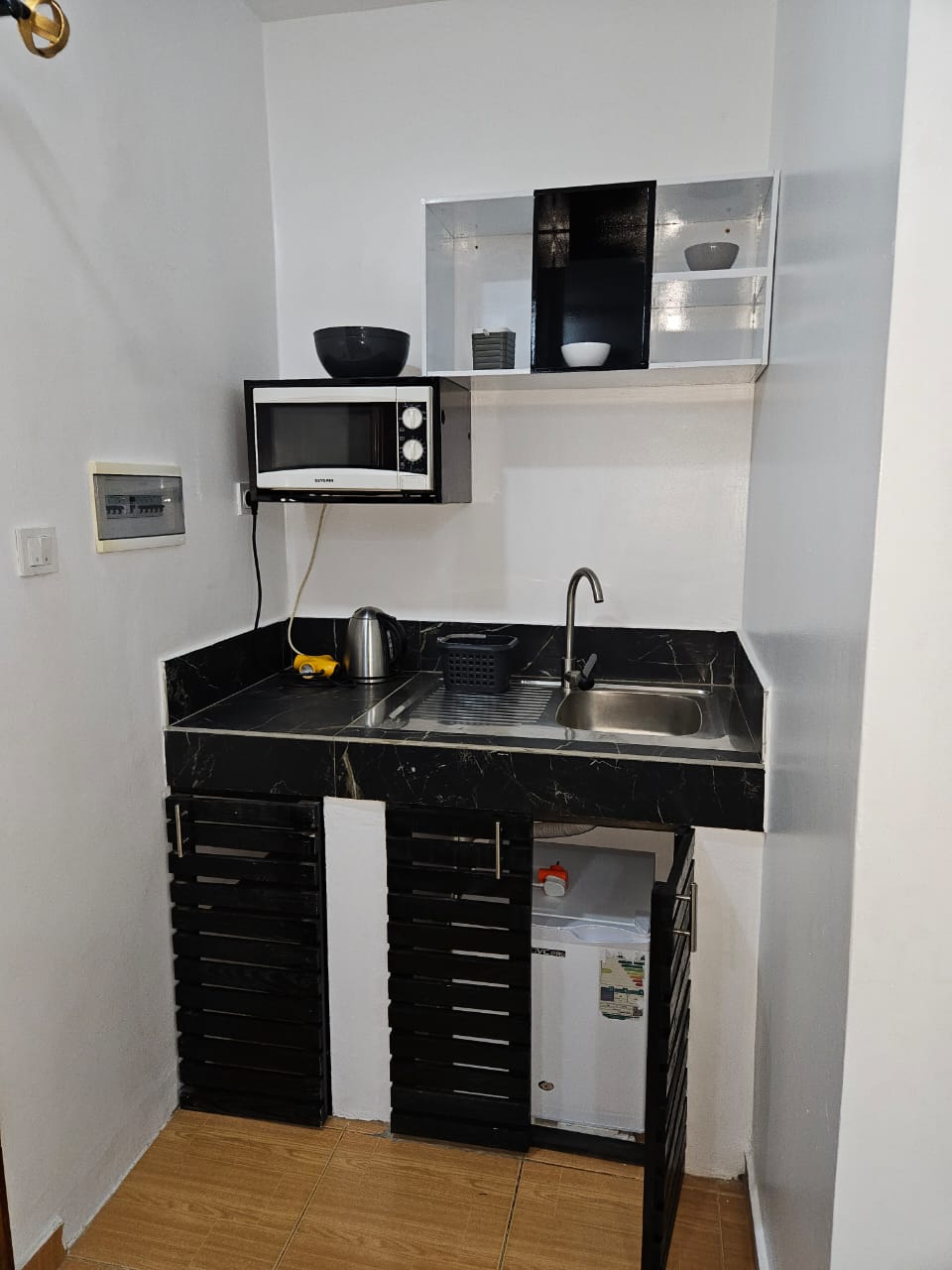 N° 5444 :
                            Studio meublé à louer , Kegue , Lome, Togo : 300 000 XOF/mois