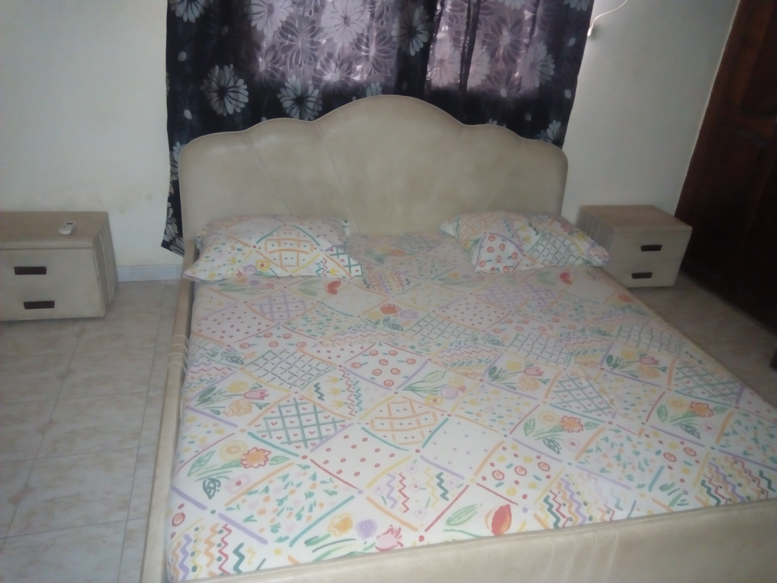 N° 4090 :
                            Chambre salon à louer , Atikoumé, Lome, Togo : 200 000 XOF/mois