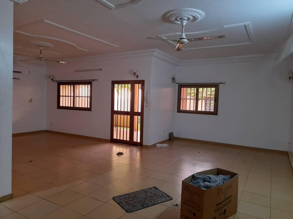 N° 5434 :
                            3 chambres salon à louer , Kegue, Lome, Togo : 250 000 XOF/mois