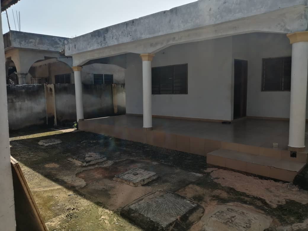 N° 5399 :
                            Villa à vendre , Segbe, Lome, Togo : 30 000  000 XOF/vie