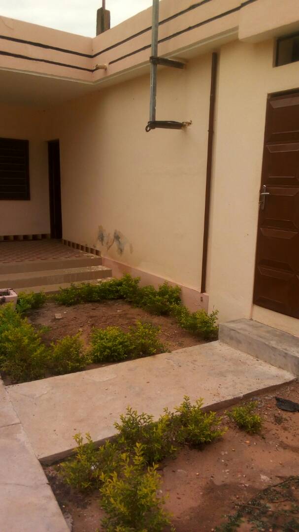 N° 4126 :
                            Villa à louer , Totsi, Lome, Togo : 130 000 XOF/mois