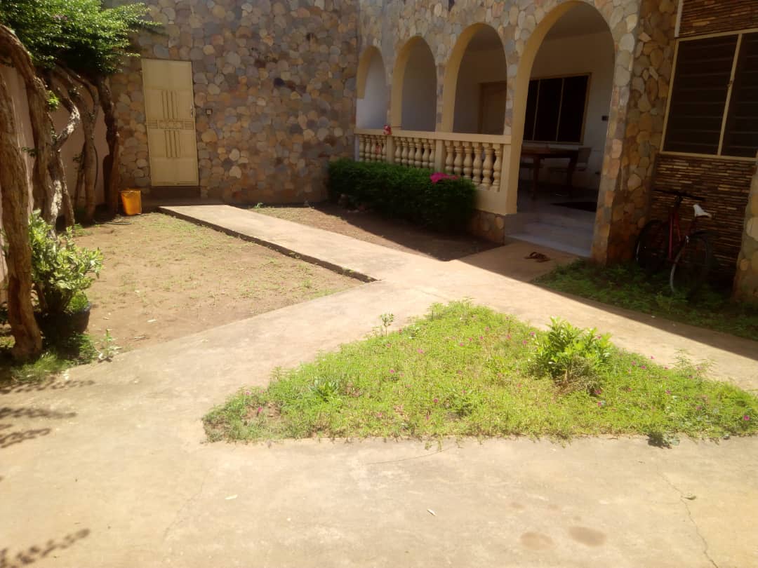 N° 4675 :
                            Villa à louer , Soviepe, Lome, Togo : 200 000 XOF/mois