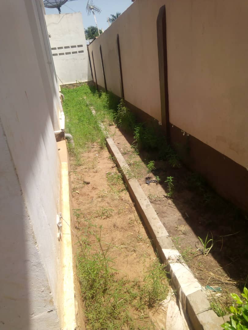 N° 4675 :
                            Villa à louer , Soviepe, Lome, Togo : 200 000 XOF/mois
