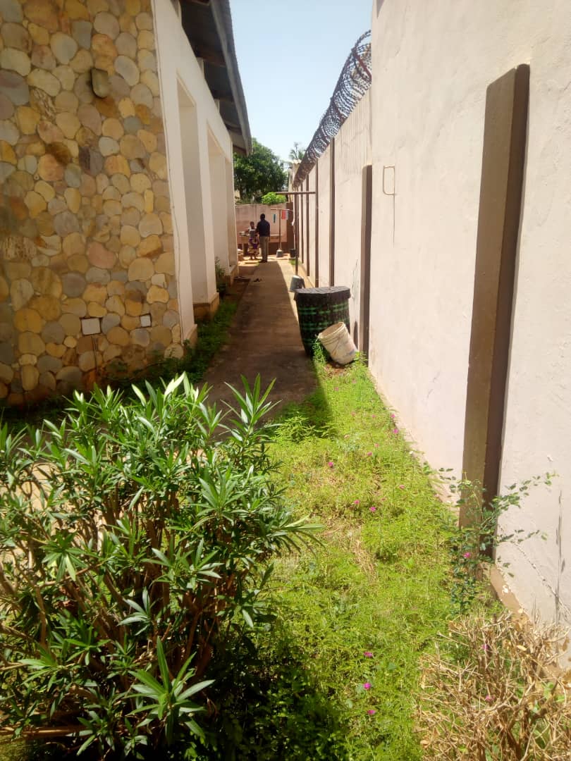 N° 4675 :
                            Villa à louer , Soviepe, Lome, Togo : 200 000 XOF/mois