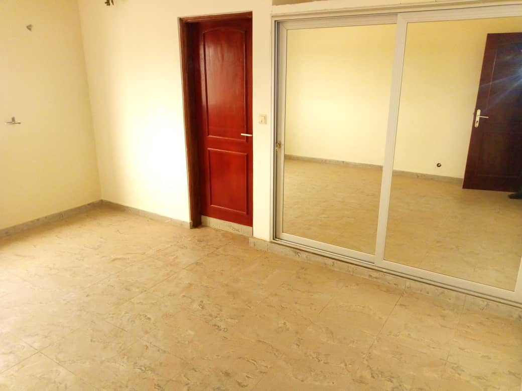 N° 4692 :
                            Villa à louer , Kelegougan, Lome, Togo : 400 000 XOF/mois