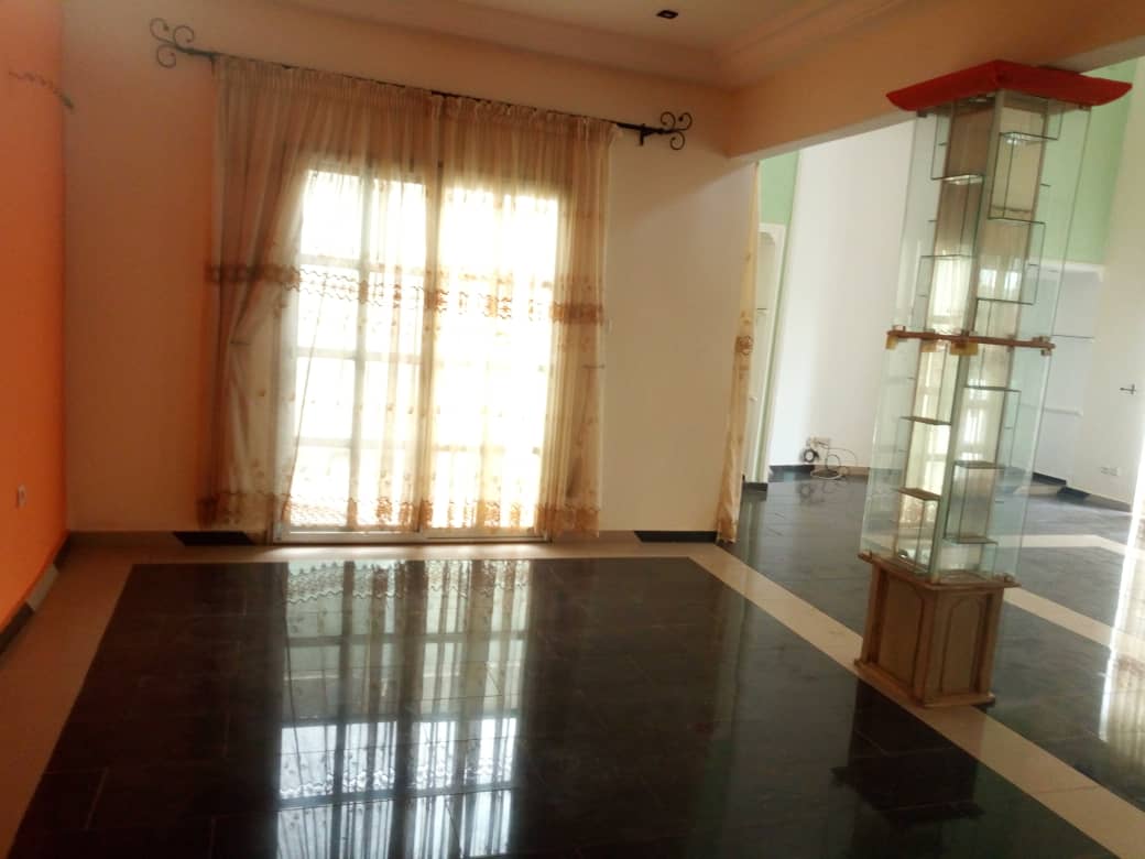 N° 4692 :
                            Villa à louer , Kelegougan, Lome, Togo : 400 000 XOF/mois