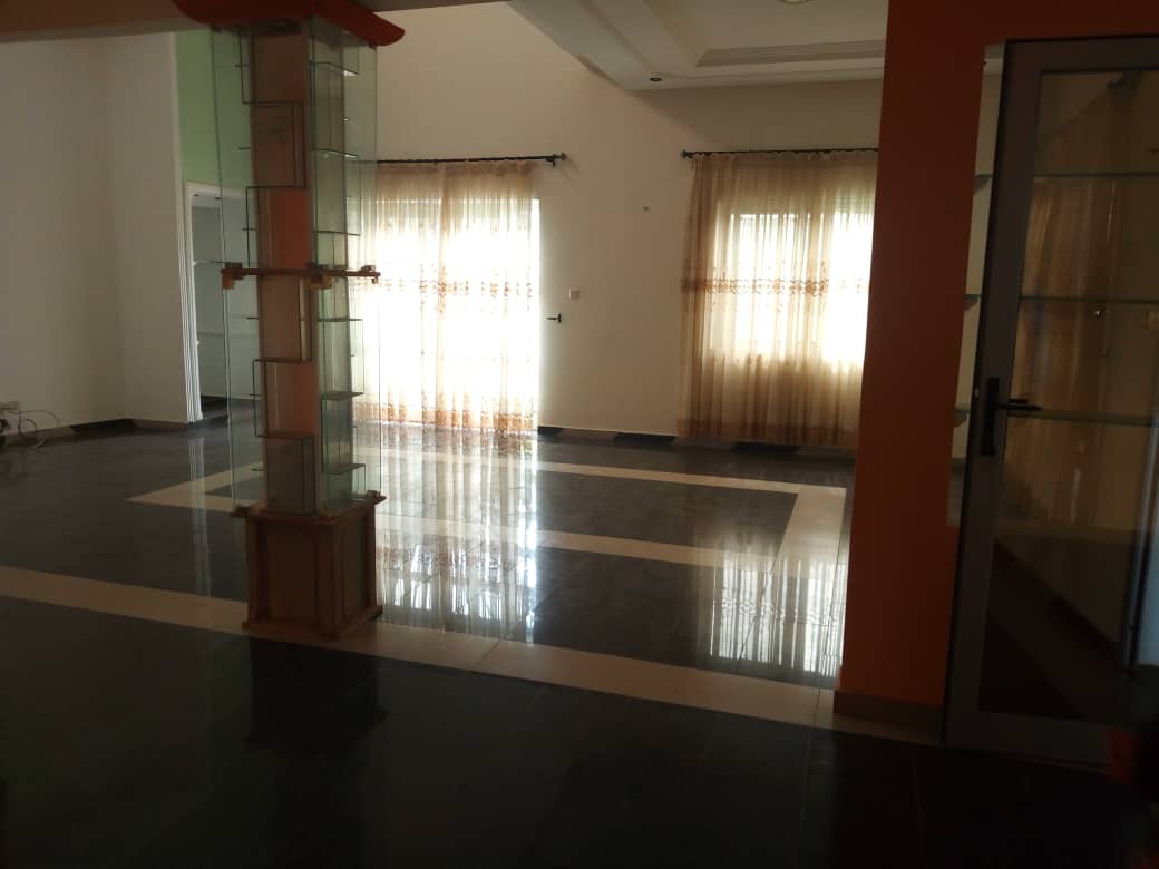 N° 4692 :
                            Villa à louer , Kelegougan, Lome, Togo : 400 000 XOF/mois