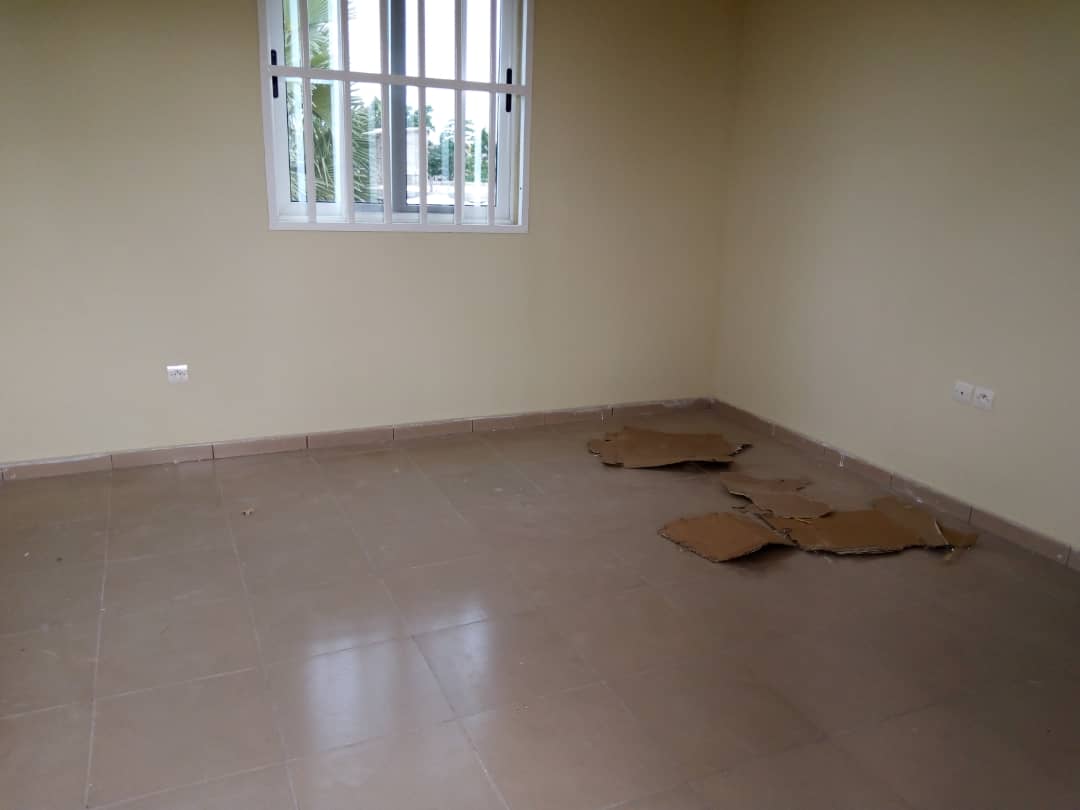 N° 4694 :
                            Chambre salon à louer , Agoe camp gp, Lome, Togo : 30 000 XOF/mois