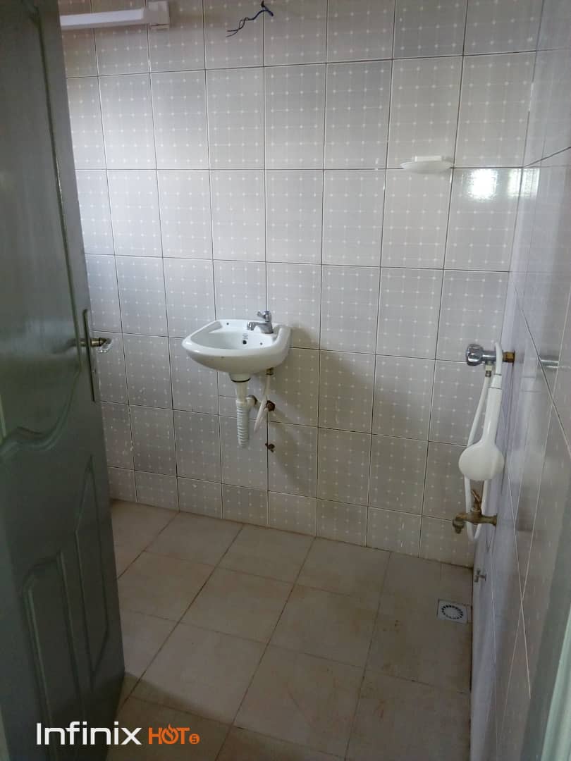 N° 4714 :
                            Villa à louer , Adidogome soviepe, Lome, Togo : 70 000 XOF/mois