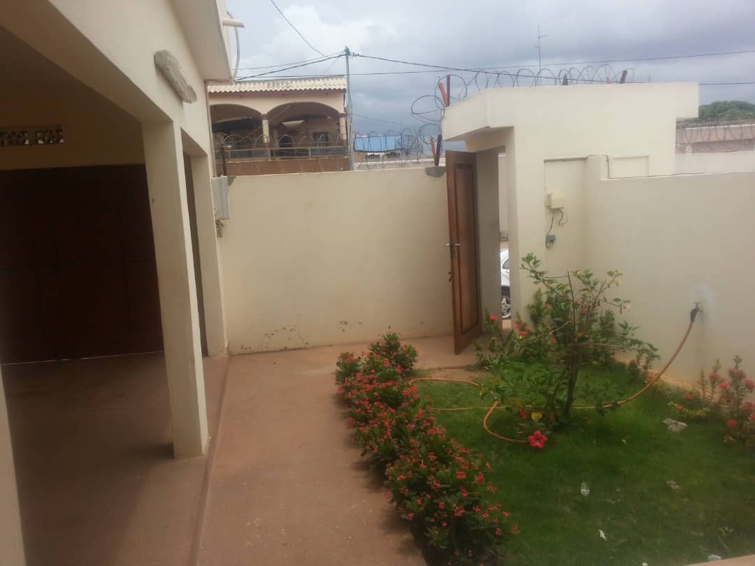 N° 4731 :
                            Villa à louer , Avedji, Lome, Togo : 200 000 XOF/mois