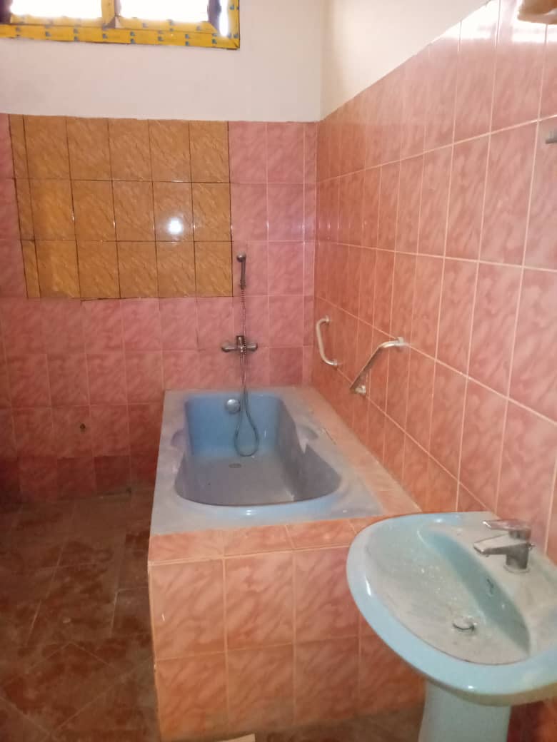 N° 4748 :
                            Villa à louer , Agoe camp, Lome, Togo : 300 000 XOF/mois
