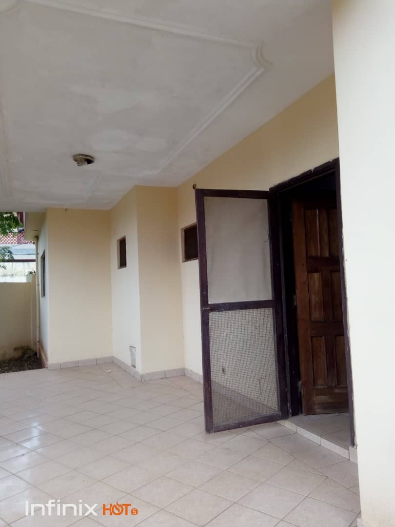 N° 4752 :
                            Villa à louer , Agoe, Lome, Togo : 100 000 XOF/mois