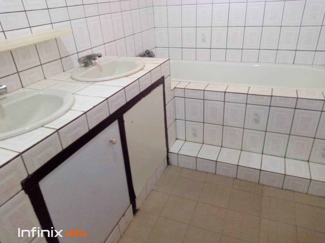 N° 4752 :
                            Villa à louer , Agoe, Lome, Togo : 100 000 XOF/mois