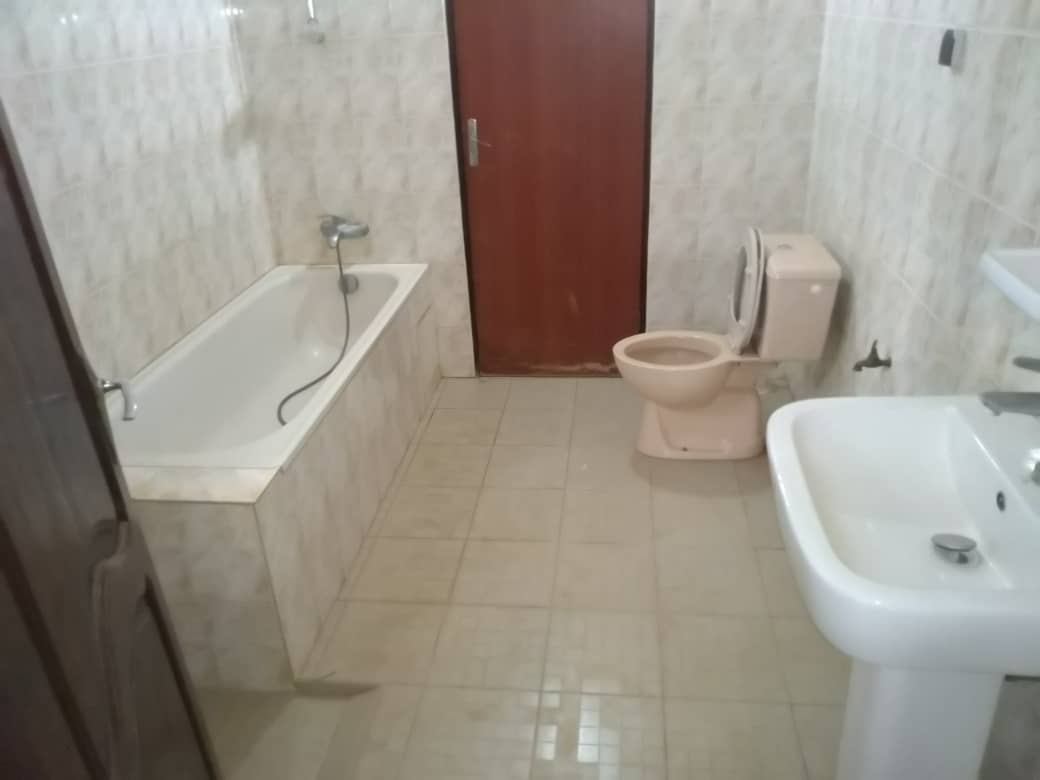 N° 4812 :
                            Villa à louer , Adewui, Lome, Togo : 500 000 XOF/mois