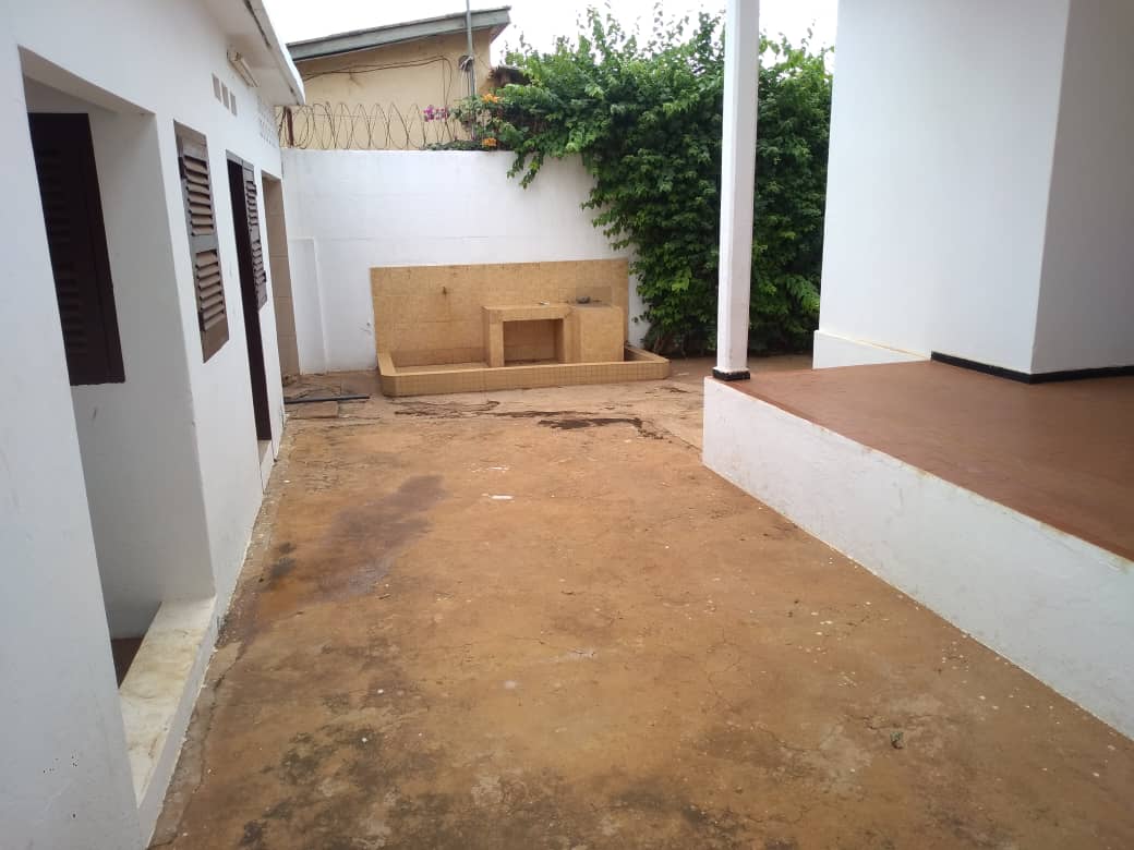 N° 4812 :
                            Villa à louer , Adewui, Lome, Togo : 500 000 XOF/mois
