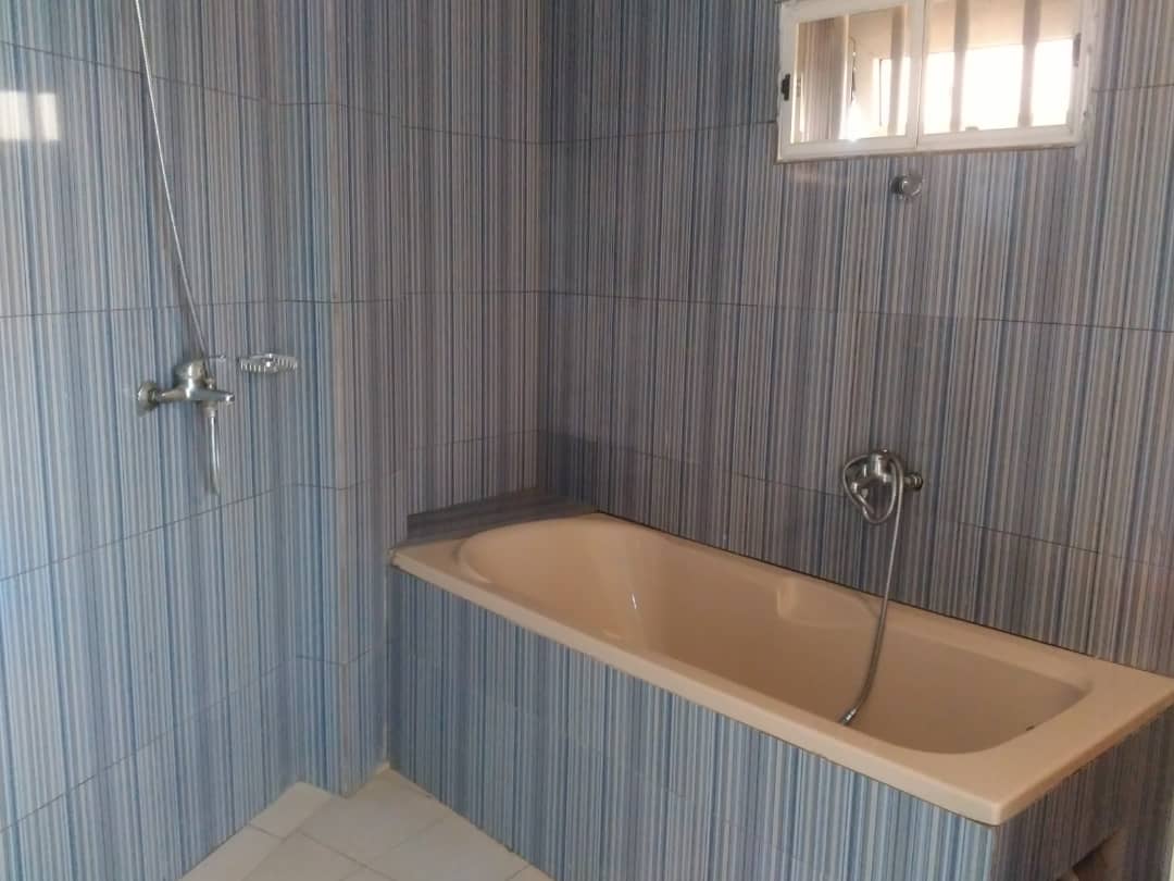 N° 4832 :
                            Appartement meublé à louer , Djidjole, Lome, Togo : 350 000 XOF/mois