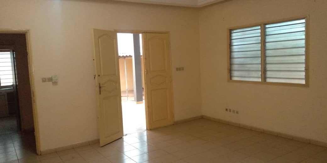 N° 4813 :
                            Villa à louer , Hedzranawoe, Lome, Togo : 180 000 XOF/mois