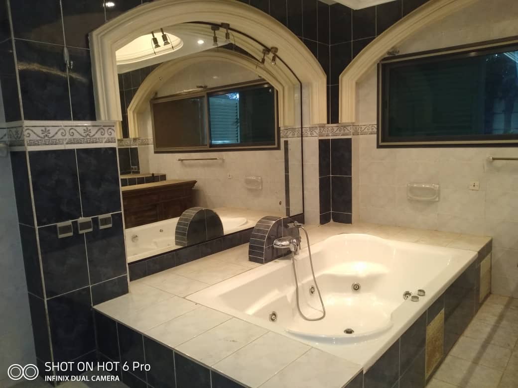 N° 4842 :
                            Villa à vendre , Cite oua, Lome, Togo : 1 800  000  000 XOF/vie