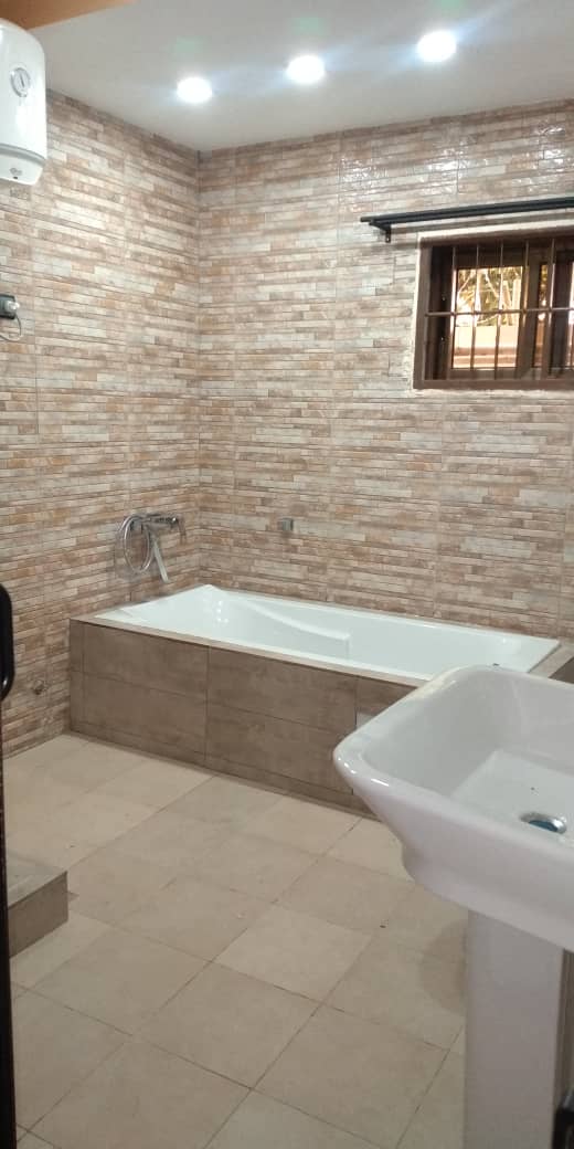 N° 4850 :
                            Villa à louer , Hedzranawoe, Lome, Togo : 700 000 XOF/mois