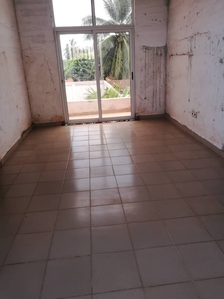 N° 4856 :
                            Villa à vendre , Agoe, Lome, Togo : 200 000  000 XOF/vie