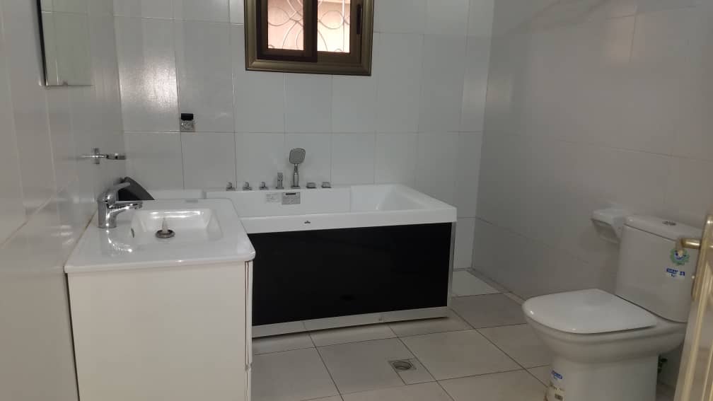 N° 4864 :
                            Villa meublée à louer , Agoe, Lome, Togo : 4 000  000 XOF/mois